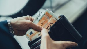 Τα εισοδήματα των Ελλήνων, ποιος θα «ντυθεί» Έλληνας Τραμπ(;), τα μετρητά κάτω από το…στρώμα, νέα εποχή για την Alpha Bank και mega deal της ΔΕΠΑ με Ισραηλινούς