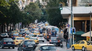 Καραμπόλα 3 οχημάτων στην περιφερειακή Υμηττού - Με μεγάλα προβλήματα η διέλευση αυτοκινήτων