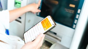 Πλησιάζει το τέλος των καρτών - Μετρητά μόνο από κινητό θα δίνουν τα ΑΤΜ