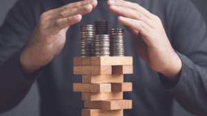 Ποια είναι τα επενδυτικά εργαλεία που προωθούν οι ασφαλιστικοί πράκτορες στους πελάτες τους;