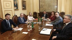 Συνάντηση ΠΑΣΟΚ και Γιάννη Στουρνάρα για τράπεζες, ασφάλιστρα υγείας και ιδιωτικό χρέος