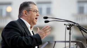 Το δημοψήφισμα και ο «σοφός» Κουτσούμπας, η «ομπρέλα» του Γιάνη, οι θιασώτες της δραχμής, όταν η Κρήτη έφτασε στη…Σαντορίνη και η λύση - «ψίχουλα» για τους «Ελβετούς»
