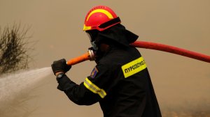 Σε εξέλιξη φωτιά σε επιχείρηση στη Μύκονο