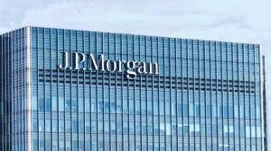 Η JP Morgan «ποντάρει» στην Ελλάδα, τα «παράξενα» της Coca Cola HBC, οι υψηλές επιδόσεις της ΔΕΗ και η «απειλή» για τον ΟΤΕ