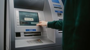 Από σήμερα 11 Αυγούστου αναλήψεις από τα ΑΤΜ με μηδενικές χρεώσεις