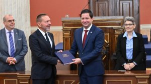 Το Πανεπιστήμιο Αθηνών τίμησε τη μακρά προσφορά του Ιωάννη Στουρνάρα στην οικονομική επιστήμη και τη δημόσια ζωή!