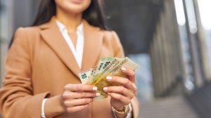 Πότε έρχονται αλλαγές σε συντάξεις, κατώτατο μισθό και επιδόματα