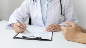 ΕΟΠΥΥ: Πρόσκληση για σύναψη σύμβασης με προσωπικούς ιατρούς - Αύξηση της ιατρικής αμοιβής ζητά ο ΙΣΑ