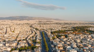 Σε νέα φάση η στεγαστική κρίση, ο «προβληματισμός» για τις ξένες επενδύσεις, νέες αναβαθμίσεις της Ελλάδος το 2026 και τα ρεκόρ της Aegean