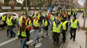 Το…έργο με τα «κίτρινα γιλέκα», δύσκολα ανοίγουν τα κλειστά σπίτια, το «κενό» χρηματοδότησης, η λύση για τους «Ελβετούς» και το κόστος για τις τράπεζες