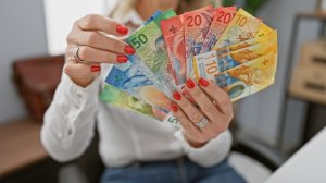 Οι «Ελβετοί» αναμένουν τα δικαστήρια, πολιτικά αδιέξοδα δείχνουν οι δημοσκοπήσεις, ελληνικές μετοχές προτείνει και η M.S για το 2026 και τα 100 χρόνια της Alpha Bank στο Χ.Α