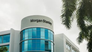 Ρεκόρ…ενδιαφέροντος για την Ελλάδα, «σβήνει» ακριβό χρέος, το «ερώτημα» της ανάπτυξης και το χάος…των δημοσκοπήσεων