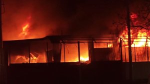 Μενίδι: Μεγάλες ζημιές από φωτιά σε εργοστάσιο πλαστικών - Ήχησε το 112, επιχειρούν ισχυρές δυνάμεις της Πυροσβεστικής