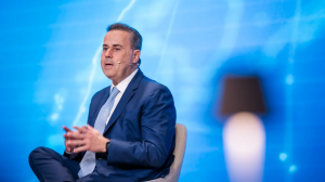 Καμπανάκι για τον Κάθετο Διάδρομο, το «φάουλ» της κυβέρνησης, ανησυχία για την άνοδο του ευρώ, σε χαμηλά 18 ετών η ανεργία