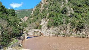Το γεφύρι χαίρεται τον φουσκωμένο ποταμό…