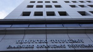 51χρονη υπάλληλος του Υπουργείου Τουρισμού έπεσε στο κενό από τον δεύτερο όροφο