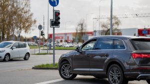 Περνάω με πράσινο αλλά μπλοκάρω τη διασταύρωση - Είμαι νόμιμος; Και αν γίνει ατύχημα ποιος φταίει;