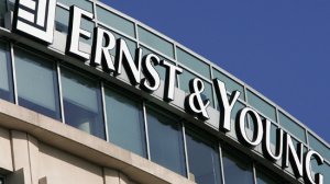 Ernst & Young: Μειώθηκε η εμπιστοσύνη των Ελλήνων προς τις τράπεζες