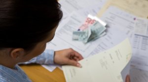 Τέρμα στις καθυστερήσεις πληρωμών βάζει η ΕΕ