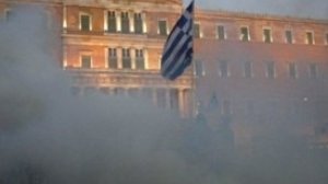 Πέρασε το μνημόνιο Νο 2 με περισσότερες απο 40 διαγραφές βουλευτών και καταστροφές κτηρίων