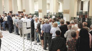 Ουρές σε τράπεζες και εφορίες για πινακίδες και φόρους