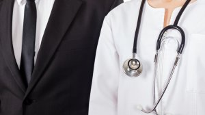 Τι αλλάζει στη παράλληλη ασφάλιση για γιατρούς, δικηγόρους και μηχανικούς; Αναλυτικά παραδείγματα