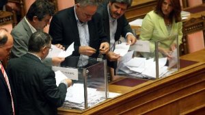 Επικουρικό: Οι βουλευτές αποφασίζουν επιβίωση ή εκκαθάριση 