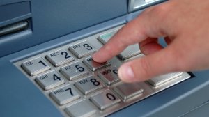 Έβαλαν κόλλα στα ATM στα Χανιά - Ανάληψη ευθύνης από "Αλληλέγγυους"