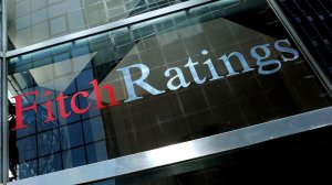 Ο Fitch αναβάθμισε τέσσερις ελληνικές τράπεζες