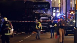 Φορτηγό σκόρπισε τον τρόμο και τον θάνατο στο Βερολίνο