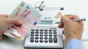 Τριπλές εισφορές για τους ελεύθερους επαγγελματίες - Τι καλούνται να πληρώσουν και πότε;