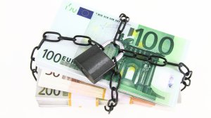 ΕΚΠΟΙΖΩ: Τι ισχύει για τις κατασχέσεις κοινών λογαριασμών από το Δημόσιο;