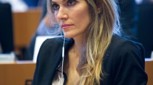 Η Εύα Καϊλή ρωτά για πιθανότητα πιστωτικού γεγονότος