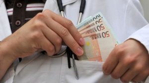 Ποινική δίωξη για απάτη σε 6 γιατρούς και 8 στελέχη νοσοκομείου