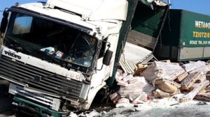 Καραμπόλα με νταλίκα στην Εθνική Οδό Αθηνών - Λαμίας