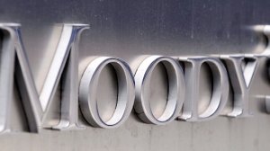 Moody's: Βελτιώνονται οι συνθήκες στις τράπεζες 