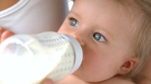 Βρεφικά γάλατα: ο ρόλος τους στη διατροφή του μωρού