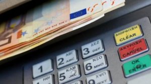 Capital controls: Πόσο αυξάνεται το όριο αναλήψεων;