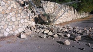 Δύο νεκροί, 4 τραυματίες και ζημιές από τον ισχυρό σεισμό στη Λευκάδα
