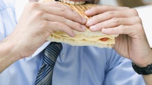 Σύνταξη: Ποιος προσπαθεί να πάρει την μπουκιά από το στόμα των ασφαλιστικών
