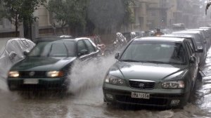 Σφοδρή καταιγίδα πλήττει την Αττική