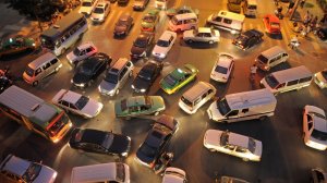 Ποιος οδηγός έχει προτεραιότητα κίνησης σε έναν ισόπεδο οδικό κόμβο;