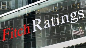 Fitch: Yποβάθμισε τέσσερις ελληνικές τράπεζες