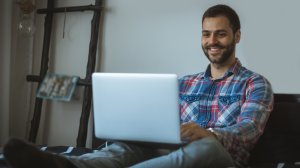 Regus: Η εργασία από απόσταση βελτιώνει την παραγωγικότητα των εργαζομένων