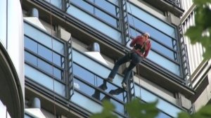 Κατάβαση με σκοινιά...από το κτίριο των Lloyds