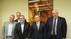 Συνάντηση Γιώργου Κώτσαλου με τον Δημήτρη Κουτσούμπα του ΚΚΕ, υπό το βλέμμα του Λένιν
