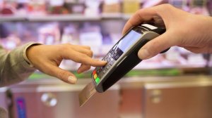 Ποιες δαπάνες με πλαστικό χρήμα χτίζουν το αφορολόγητο και ποιες εξαιρούνται;