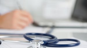 Πρόσβαση ανασφάλιστων πολιτών: ποιοι βάζουν εμπόδια και γιατί;