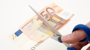 Μείωση αποδοχών στην ATEbank και ακυρώσεις προσλήψεων