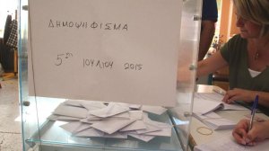 Μπροστά το όχι δείχνουν οι δημοσκοπήσεις. Αναμένονται τα επίσημα αποτελέσματα
